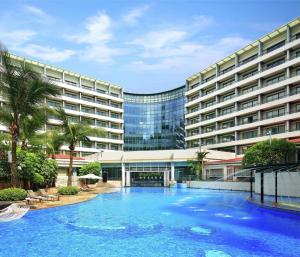 una gran piscina frente a un edificio en Hilton Guangzhou Science City, Free Shuttle Bus to Canton Fair en Cantón