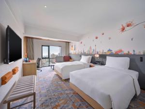 سرير أو أسرّة في غرفة في Hilton Garden Inn Guangzhou Tianhe