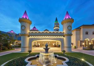 un grand bâtiment avec une fontaine devant lui dans l'établissement Doubletree By Hilton Yingde Resort, à Yingde