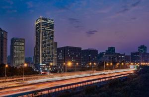 重慶市にあるHilton Chongqing Liangjiang New Areaの高層ビルのある夜の街並み