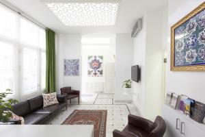 ein Wohnzimmer mit einem Sofa und einem Fenster in der Unterkunft Pi Art Butik Otel in Istanbul