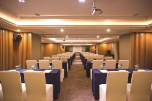 une rangée de tables et de chaises dans une pièce dans l'établissement DoubleTree by Hilton Chongqing North, à Chongqing