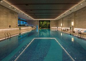 ein großer Pool in einem Gebäude mit Pool in der Unterkunft DoubleTree by Hilton Chongqing - Nan'an in Chongqing
