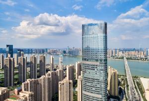 长沙长沙世茂希尔顿酒店的享有高楼城市美景
