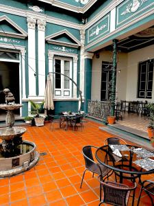 a courtyard with tables and chairs and a fountain at El Chabot Fan in Salta