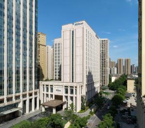 een uitzicht op een hoog wit gebouw in een stad bij Hilton Chengdu Chenghua in Chengdu