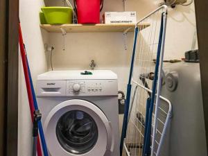 - un lave-linge et un sèche-linge dans une petite pièce dans l'établissement La Casina di Rosi vivere nellantico borgo, à Castiglione della Pescaia