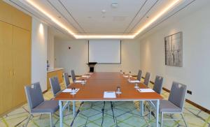 uma grande sala de conferências com uma mesa longa e cadeiras em Hilton Garden Inn Changzhou Xinbei em Changzhou