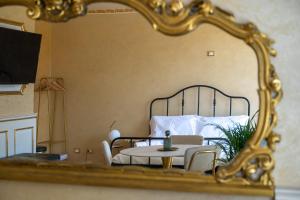 specchio che riflette una camera da letto con letto e tavolo di Home Sicilia24 a Catania