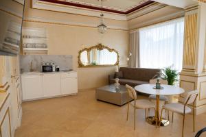 un soggiorno con un tavolo e un divano di Home Sicilia24 a Catania