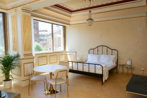 una camera da letto con un letto, un tavolo e delle sedie di Home Sicilia24 a Catania