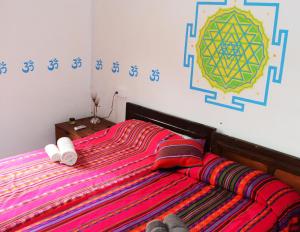 1 dormitorio con 1 cama con toallas en Casa Rural Finca San Bernardo 3 estrellas, en Montehermoso
