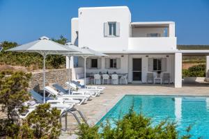 een villa met een zwembad en een huis bij Villa Dioni in Santa Maria