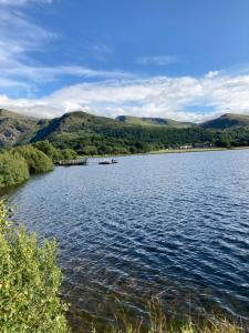 ランベリスにあるTyddyn Perthi Farmの山々を背景にした湖の景色