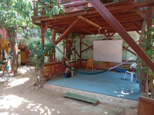 un gimnasio con un columpio en una casa en Hostal Caparazona, en Puerto Escondido