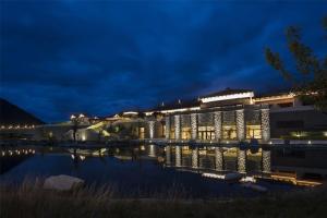 uma vista do hotel à noite em Hilton Linzhi Resort em Nyingchi
