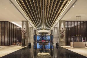 a lobby of a building with a ceiling at Hilton Huizhou Longmen Resort in Huizhou