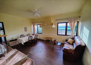 een woonkamer met een bank en een tafel bij Casa Rural Finca San Bernardo 3 estrellas in Montehermoso