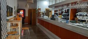 restauracja z ladą i stołkami w pokoju w obiekcie Hotel Corona de Atarfe w mieście Atarfe