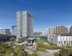 - une vue sur les toits de la ville avec de grands bâtiments dans l'établissement Doubletree By Hilton Kunming Airport, à Kunming
