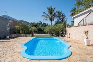 A piscina localizada em PARAISO DO ALEXANDRE para 15 hóspedes ou nos arredores