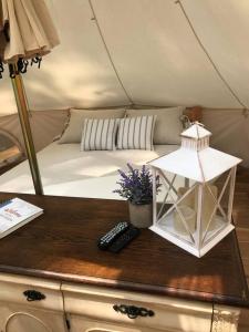 VictorにあるBee Glamping Farmのテント内のベッド