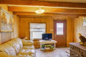 Photo de la galerie de l'établissement Historic Cabin Retreat about 2 Mi to Seneca Rocks!, à Seneca Rocks 24 autres photos