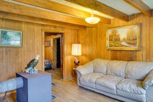 ein Wohnzimmer mit einem Sofa und einem Vogel auf einem Tisch in der Unterkunft Historic Cabin Retreat about 2 Mi to Seneca Rocks! in Seneca Rocks