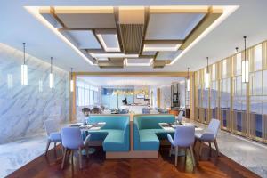 uma representação de um restaurante com mesas e cadeiras em Hilton Garden Inn Qidong em Qidong