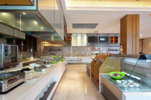 Kuchyň nebo kuchyňský kout v ubytování Hilton Garden Inn Zhuhai Hengqin