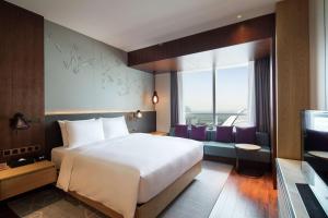 Postel nebo postele na pokoji v ubytování Hilton Garden Inn Zhuhai Hengqin
