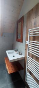 y baño con lavabo blanco y espejo. en Chata pod Barancom, en Smrečany