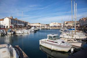 a group of boats are docked in a marina at Au cœur de St Martin : La Cible in Saint-Martin-de-Ré