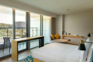 Postel nebo postele na pokoji v ubytování Hilton Garden Inn Zhuhai Hengqin Sumlodol Park