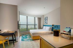 Postel nebo postele na pokoji v ubytování Hilton Garden Inn Zhuhai Hengqin Sumlodol Park