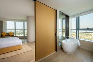 Postel nebo postele na pokoji v ubytování Hilton Garden Inn Zhuhai Hengqin Sumlodol Park