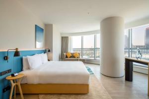 Postel nebo postele na pokoji v ubytování Hilton Garden Inn Zhuhai Hengqin Sumlodol Park