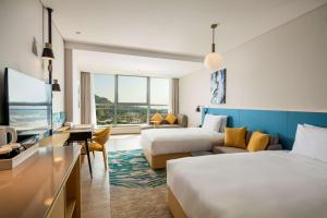 Postel nebo postele na pokoji v ubytování Hilton Garden Inn Zhuhai Hengqin Sumlodol Park