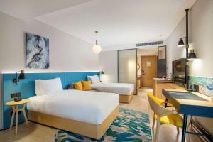Postel nebo postele na pokoji v ubytování Hilton Garden Inn Zhuhai Hengqin Sumlodol Park