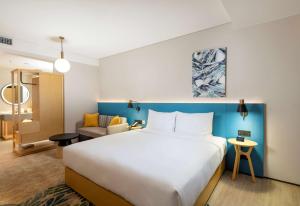 Postel nebo postele na pokoji v ubytování Hilton Garden Inn Zhuhai Hengqin Sumlodol Park