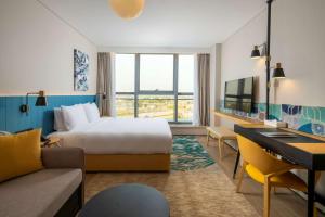 Postel nebo postele na pokoji v ubytování Hilton Garden Inn Zhuhai Hengqin Sumlodol Park