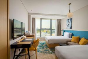 Postel nebo postele na pokoji v ubytování Hilton Garden Inn Zhuhai Hengqin Sumlodol Park