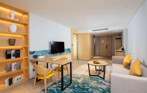 TV a/nebo společenská místnost v ubytování Hilton Garden Inn Zhuhai Hengqin Sumlodol Park