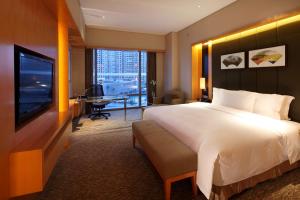 Postel nebo postele na pokoji v ubytování Hilton Nanjing Riverside