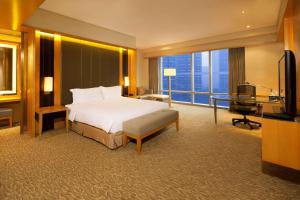 TV a/nebo společenská místnost v ubytování Hilton Nanjing Riverside