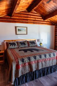 um quarto com uma cama num quarto com tectos em madeira em Creekside Cabins em Saint Ignatius