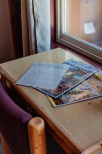 uma mesa de madeira com revistas e jornais em Creekside Cabins em Saint Ignatius
