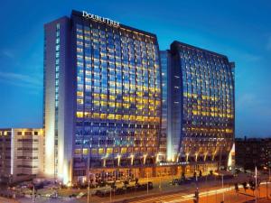 een hoog gebouw met lichten aan in een stad bij DoubleTree by Hilton Shenyang in Shenyang