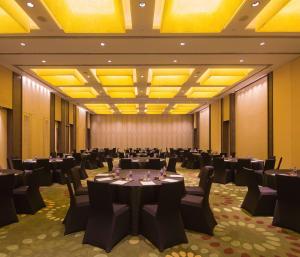 un salón de banquetes con mesas y sillas. en Hilton Garden Inn Xi'an High-Tech Zone, en Xi'an
