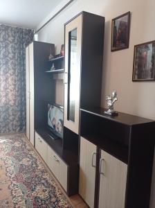 een badkamer met een zwarte kast en een spiegel bij Modern Beach Apartment in Constanţa